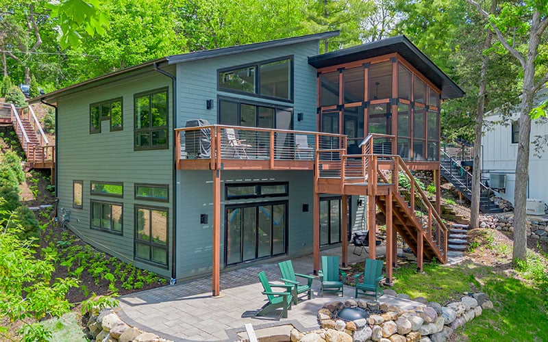 lakefront-home-design-sloped-lot-exterior-sideview