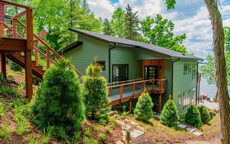 lakefront-home-sloped-lot-lakeview-2